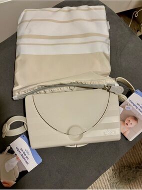 Ubbi Portable Wipes Dispenser and Matching Cream Pouch - Cream